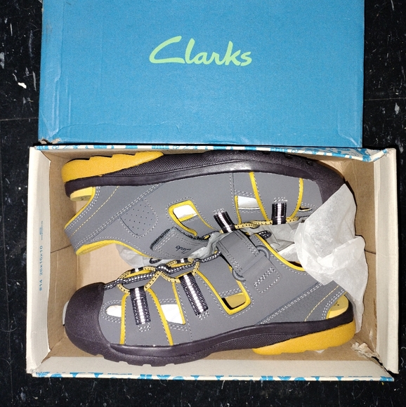 BRAND NEW PAIR OF CLARKS GIRLS SANDALS - Picture 2 of 6